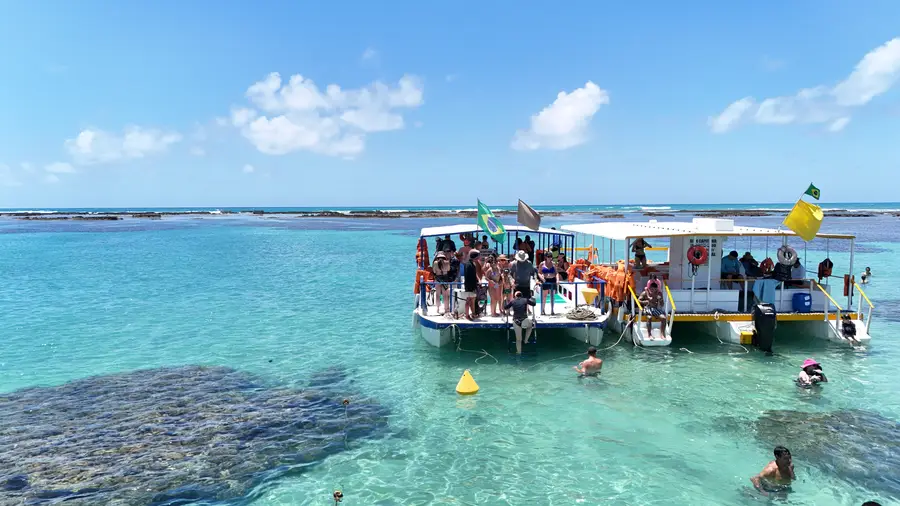 Catamarã nas piscinas naturais