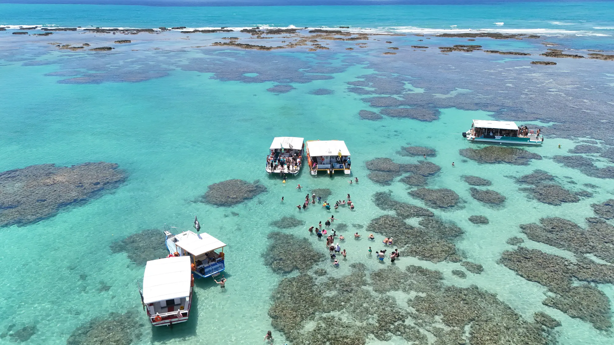 Catamarãs nas piscinas naturais de Maragogi vistas do alto