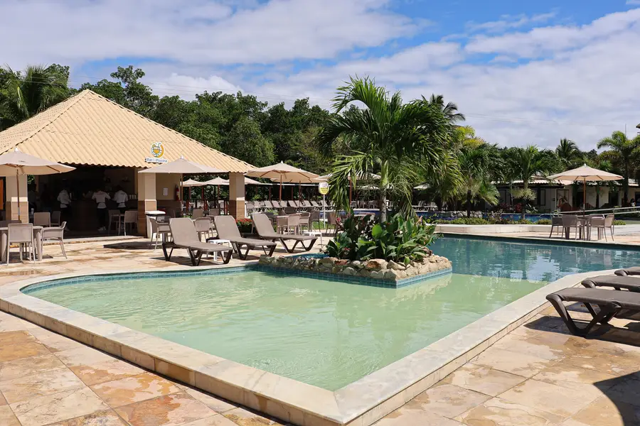 Piscina com bar e espreguiçadeiras