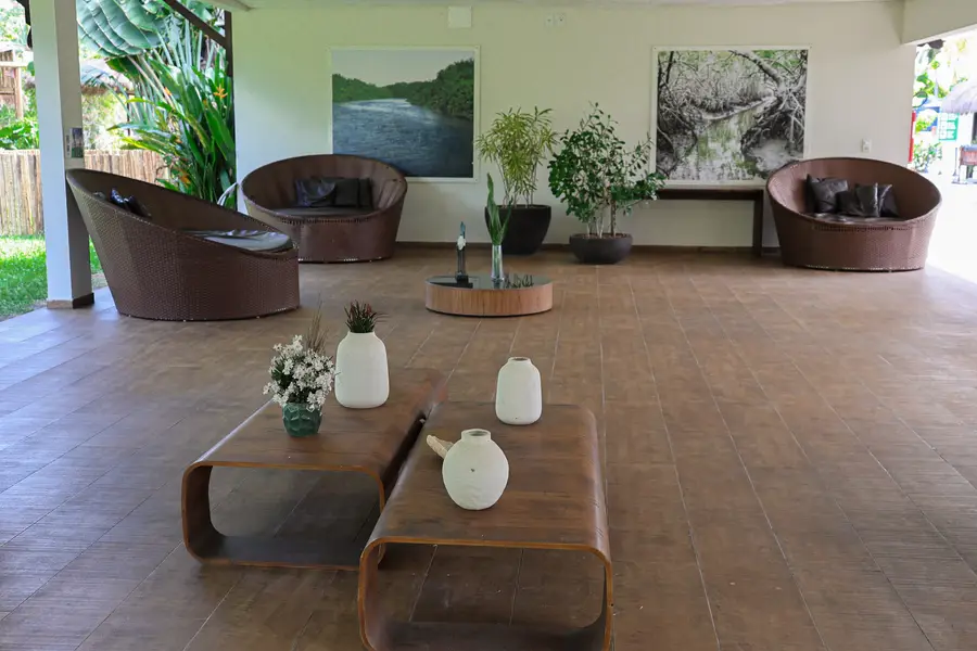 Lounge de descanso com poltronas