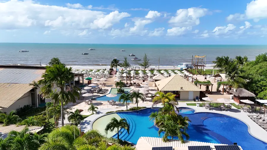 Vista aérea do Pontal com piscinas e praia