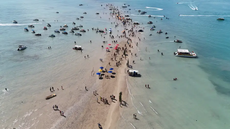 Banco de areia lotado de visitantes no meio do mar