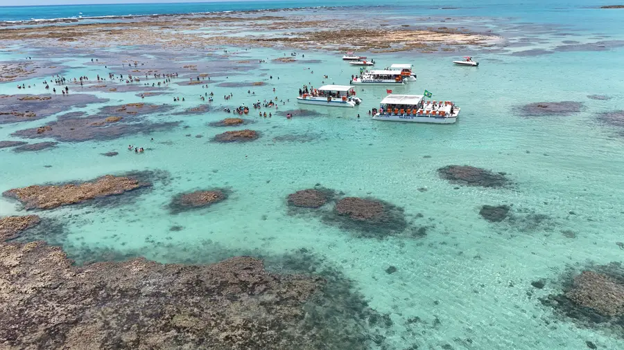 Recifes e catamarãs vistos do alto