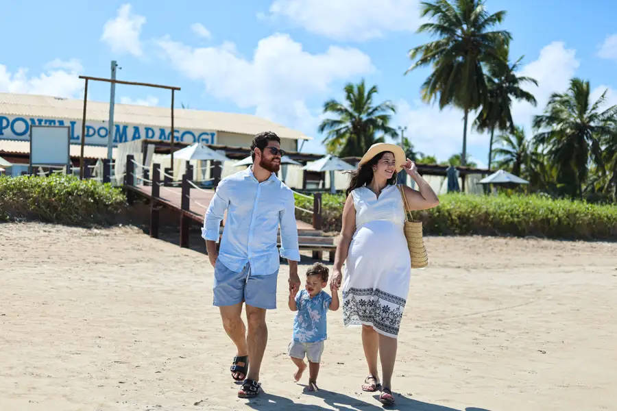 Família chegando à praia pelo deck do Pontal
